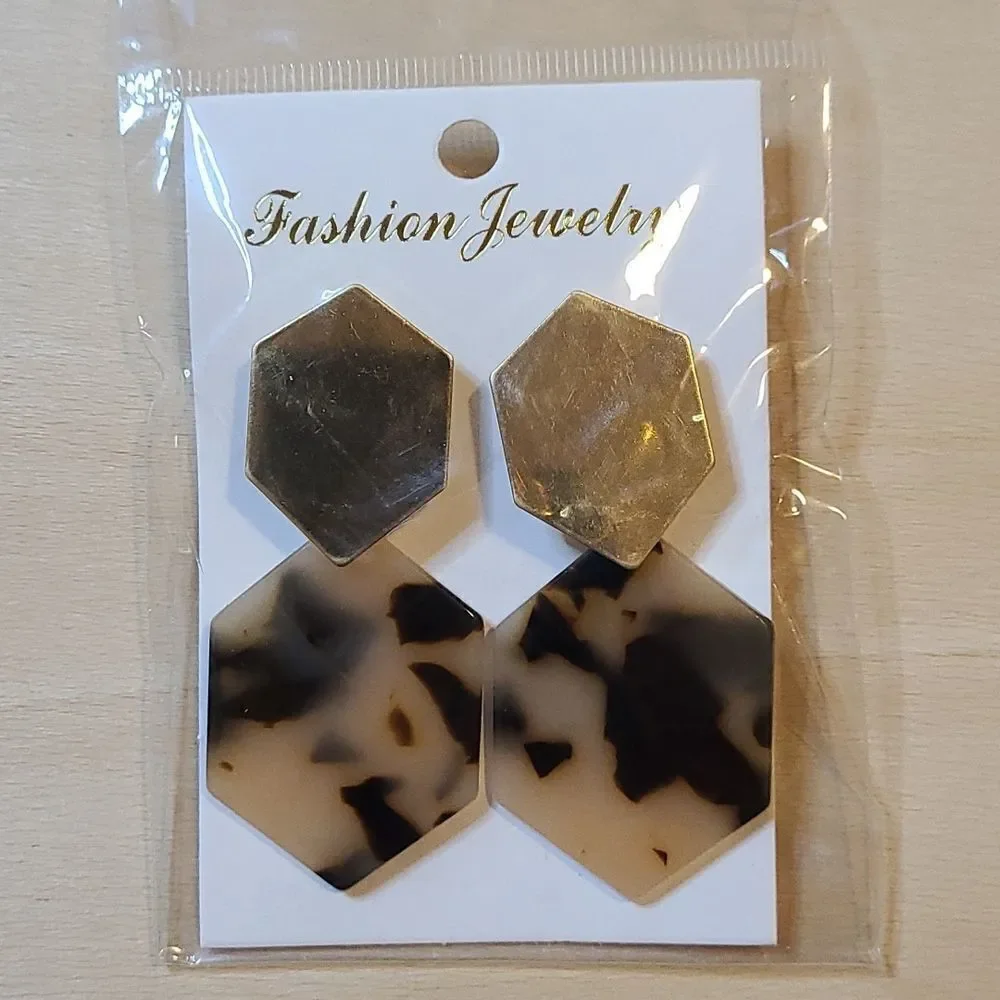 Fashion Jewelry 4 pairs of acrylic gold plated earrings.